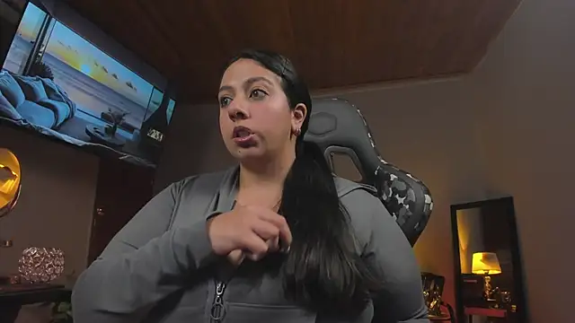 Snapshot of coraline_latin chatting on 02.14.25 coraline latin online show from 02.14.25