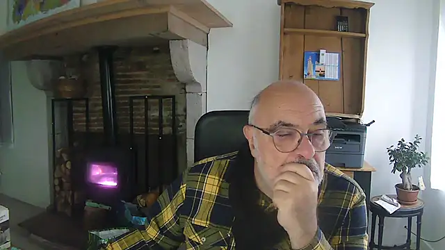 Snapshot of phlox3 chatting on 12.05.25 phlox3 online show from 12.05.25