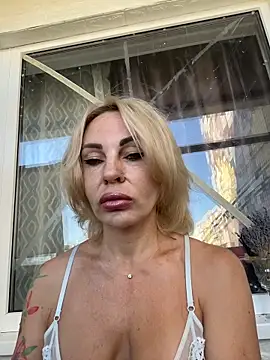 Snapshot of Hotnessi chatting on 09.22.25 Hotnessi online show from 09.22.25