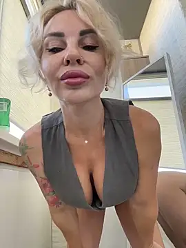 Snapshot of Hotnessi chatting on 09.27.25 Hotnessi online show from 09.27.25