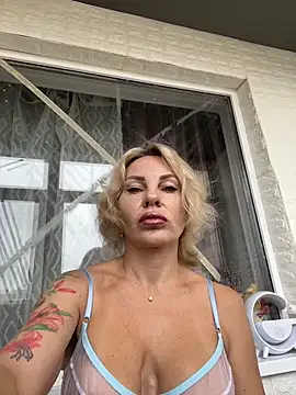 Snapshot of Hotnessi chatting on 10.12.25 Hotnessi online show from 10.12.25