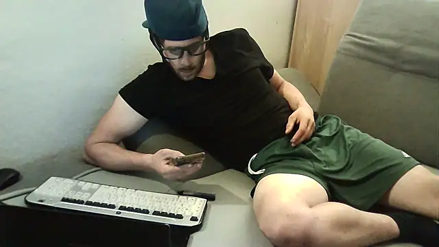 Snapshot of ShyGuyWannaTry chatting on 09.08.25 ShyGuyWannaTry online show from 09.08.25