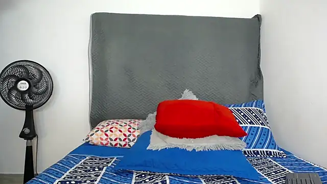 LoraineBigCockTs online show from 03.18.25