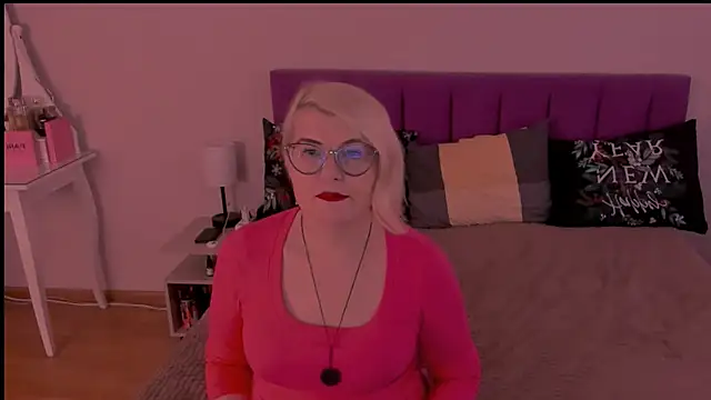 Snapshot of sabrinamacmarren chatting on 02.04.25 sabrinamacmarren online show from 02.04.25