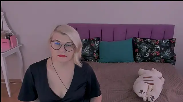 Snapshot of sabrinamacmarren chatting on 02.05.25 sabrinamacmarren online show from 02.05.25