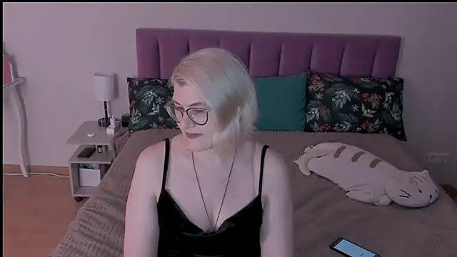 Snapshot of sabrinamacmarren chatting on 02.13.25 sabrinamacmarren online show from 02.13.25