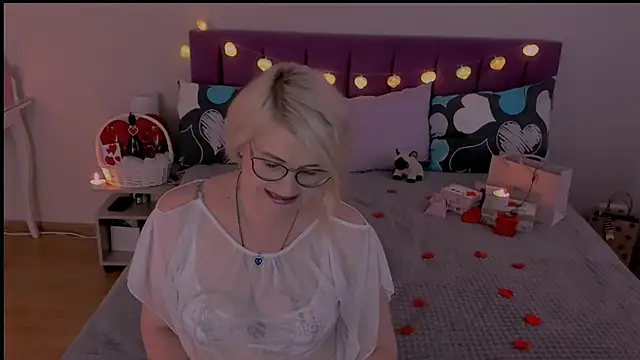 Snapshot of sabrinamacmarren chatting on 02.14.25 sabrinamacmarren online show from 02.14.25