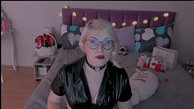 Snapshot of sabrinamacmarren chatting on 02.14.25 sabrinamacmarren online show from 02.14.25