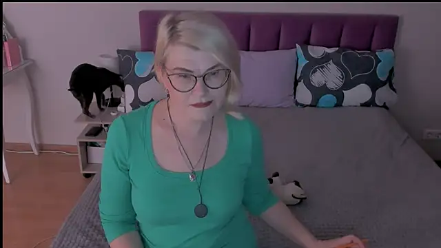 Snapshot of sabrinamacmarren chatting on 02.18.25 sabrinamacmarren online show from 02.18.25