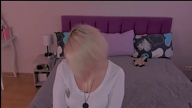 Snapshot of sabrinamacmarren chatting on 02.22.25 sabrinamacmarren online show from 02.22.25