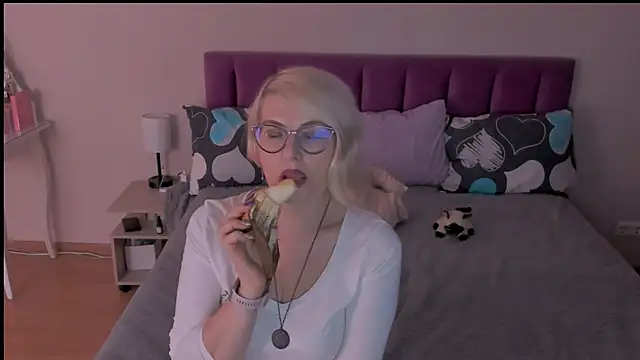 Snapshot of sabrinamacmarren chatting on 02.22.25 sabrinamacmarren online show from 02.22.25