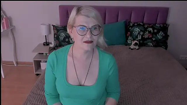 Snapshot of sabrinamacmarren chatting on 02.28.25 sabrinamacmarren online show from 02.28.25