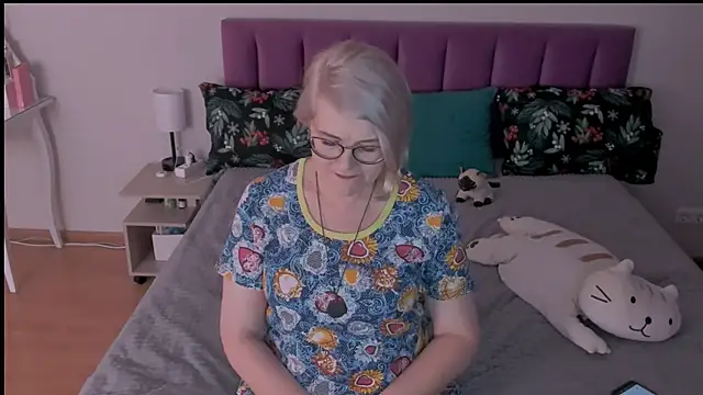 Snapshot of sabrinamacmarren chatting on 03.05.25 sabrinamacmarren online show from 03.05.25