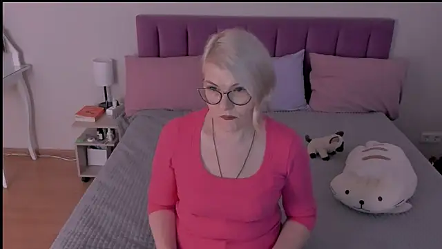 Snapshot of sabrinamacmarren chatting on 03.12.25 sabrinamacmarren online show from 03.12.25