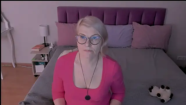 Snapshot of sabrinamacmarren chatting on 03.18.25 sabrinamacmarren online show from 03.18.25