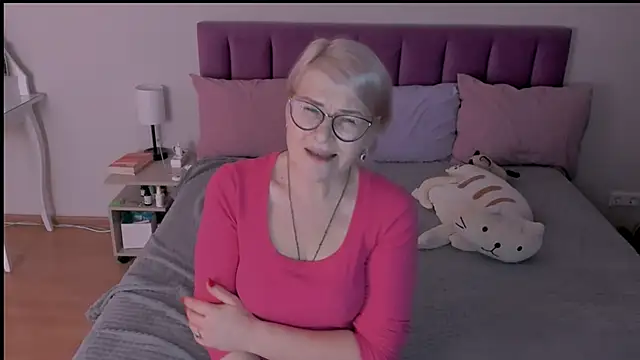 Snapshot of sabrinamacmarren chatting on 03.18.25 sabrinamacmarren online show from 03.18.25