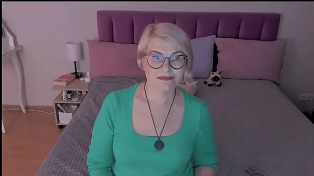 Snapshot of sabrinamacmarren chatting on 03.20.25 sabrinamacmarren online show from 03.20.25