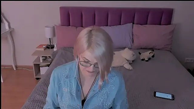 Snapshot of sabrinamacmarren chatting on 03.21.25 sabrinamacmarren online show from 03.21.25