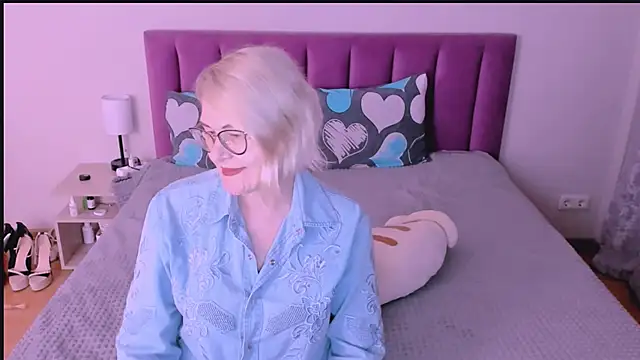 Snapshot of sabrinamacmarren chatting on 09.08.25 sabrinamacmarren online show from 09.08.25