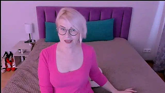 Snapshot of sabrinamacmarren chatting on 09.21.25 sabrinamacmarren online show from 09.21.25