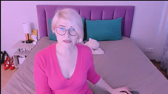 Snapshot of sabrinamacmarren chatting on 09.26.25 sabrinamacmarren online show from 09.26.25