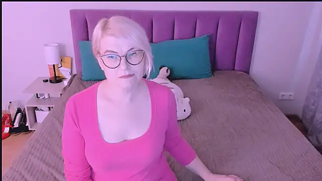 Snapshot of sabrinamacmarren chatting on 09.27.25 sabrinamacmarren online show from 09.27.25