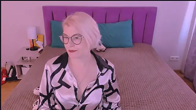 Snapshot of sabrinamacmarren chatting on 09.28.25 sabrinamacmarren online show from 09.28.25