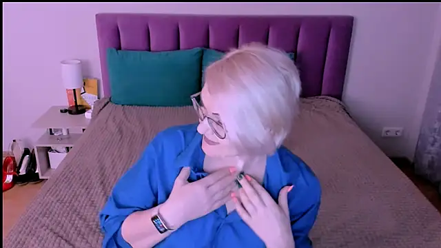 Snapshot of sabrinamacmarren chatting on 09.30.25 sabrinamacmarren online show from 09.30.25