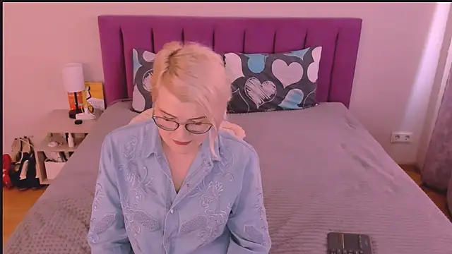 Snapshot of sabrinamacmarren chatting on 10.09.25 sabrinamacmarren online show from 10.09.25