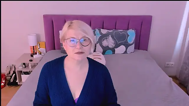 Snapshot of sabrinamacmarren chatting on 10.13.25 sabrinamacmarren online show from 10.13.25