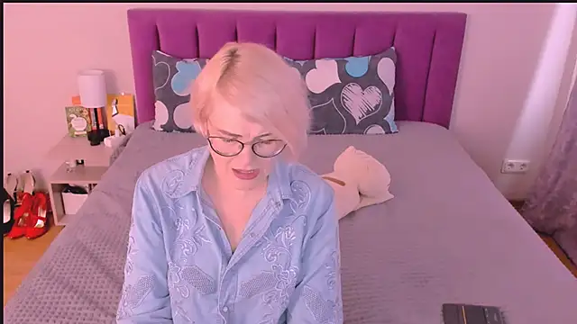 Snapshot of sabrinamacmarren chatting on 10.15.25 sabrinamacmarren online show from 10.15.25