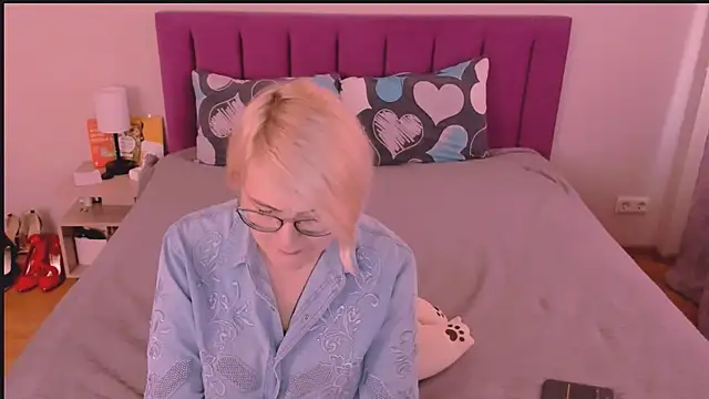 Snapshot of sabrinamacmarren chatting on 10.19.25 sabrinamacmarren online show from 10.19.25