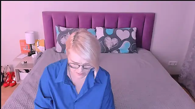 Snapshot of sabrinamacmarren chatting on 10.21.25 sabrinamacmarren online show from 10.21.25