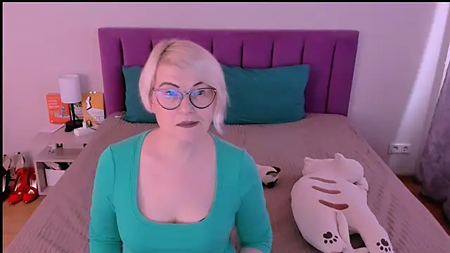 Snapshot of sabrinamacmarren chatting on 10.22.25 sabrinamacmarren online show from 10.22.25