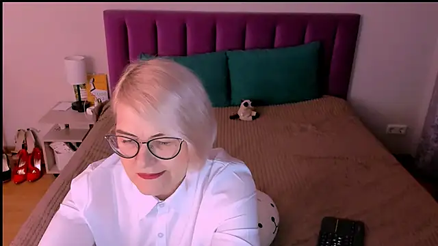 Snapshot of sabrinamacmarren chatting on 10.27.25 sabrinamacmarren online show from 10.27.25