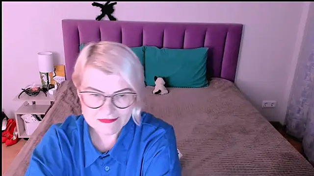 Snapshot of sabrinamacmarren chatting on 10.28.25 sabrinamacmarren online show from 10.28.25