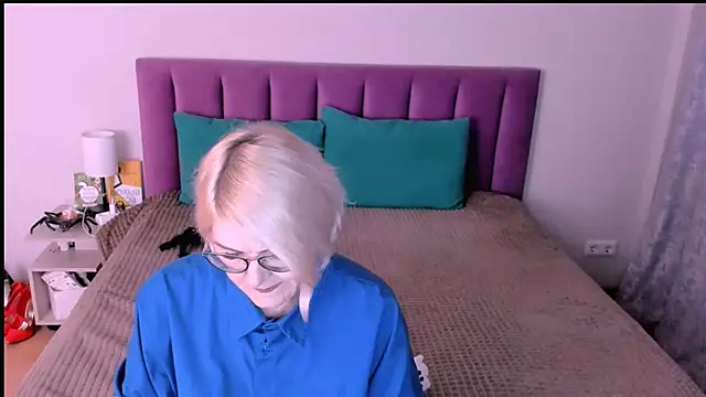 Snapshot of sabrinamacmarren chatting on 10.30.25 sabrinamacmarren online show from 10.30.25