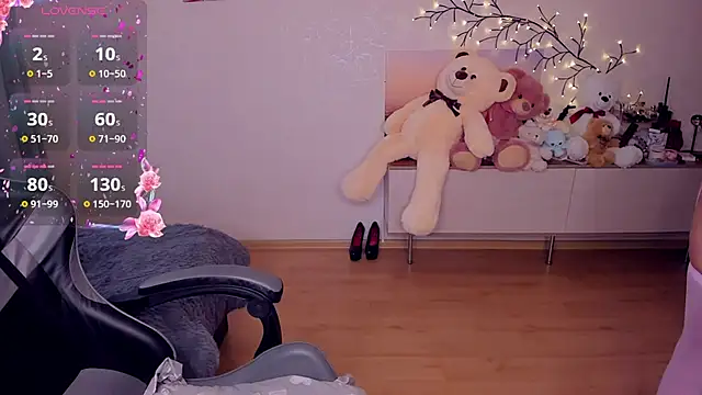 Snapshot of MiaSilkX chatting on 12.04.24 MiaSilkX online show from 12.04.24