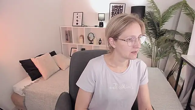 Paris Cherry online show from 10.12.25