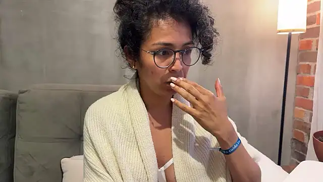 Snapshot of illaroom chatting on 10.22.25 illaroom online show from 10.22.25