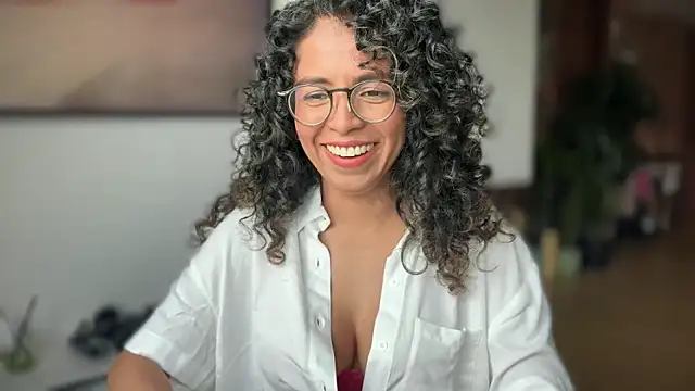 Snapshot of illaroom chatting on 10.28.25 illaroom online show from 10.28.25