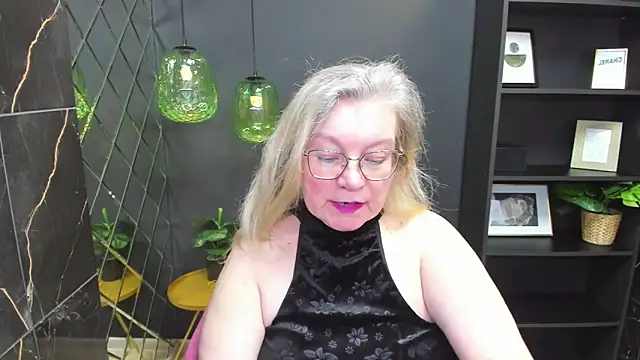 Snapshot of NataliMellow chatting on 12.19.24 NataliMellow online show from 12.19.24