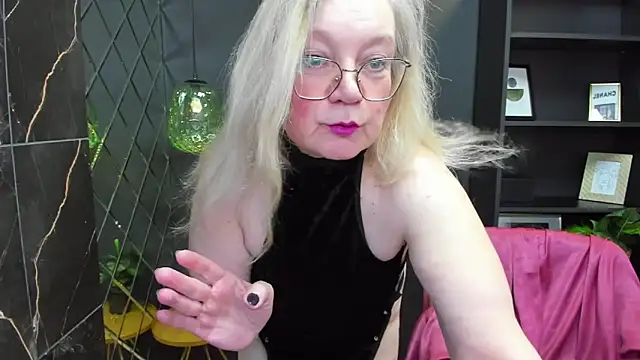 Snapshot of NataliMellow chatting on 12.22.24 NataliMellow online show from 12.22.24