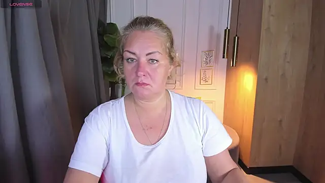 Snapshot of JenniferLight chatting on 10.12.25 JenniferLight online show from 10.12.25