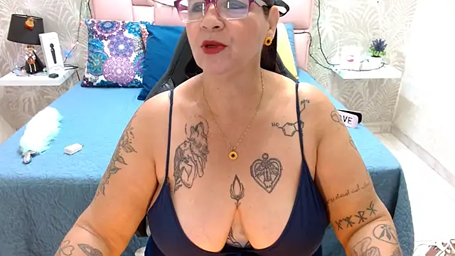 Snapshot of laura_riley chatting on 12.20.24 laura riley online show from 12.20.24