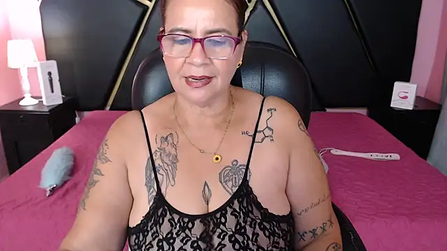 Snapshot of laura_riley chatting on 01.31.25 laura riley online show from 01.31.25
