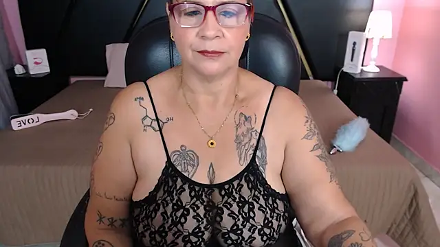 Snapshot of laura_riley chatting on 02.08.25 laura riley online show from 02.08.25