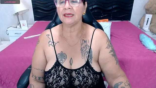 Snapshot of laura_riley chatting on 03.22.25 laura riley online show from 03.22.25