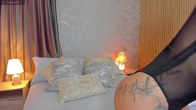 Snapshot of Sarah_Stone_ chatting on 10.18.25 Sarah Stone  online show from 10.18.25