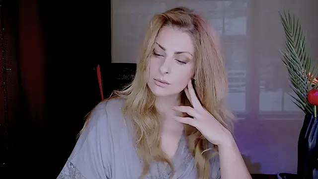 Snapshot of Eleonores chatting on 10.28.25 Eleonores online show from 10.28.25